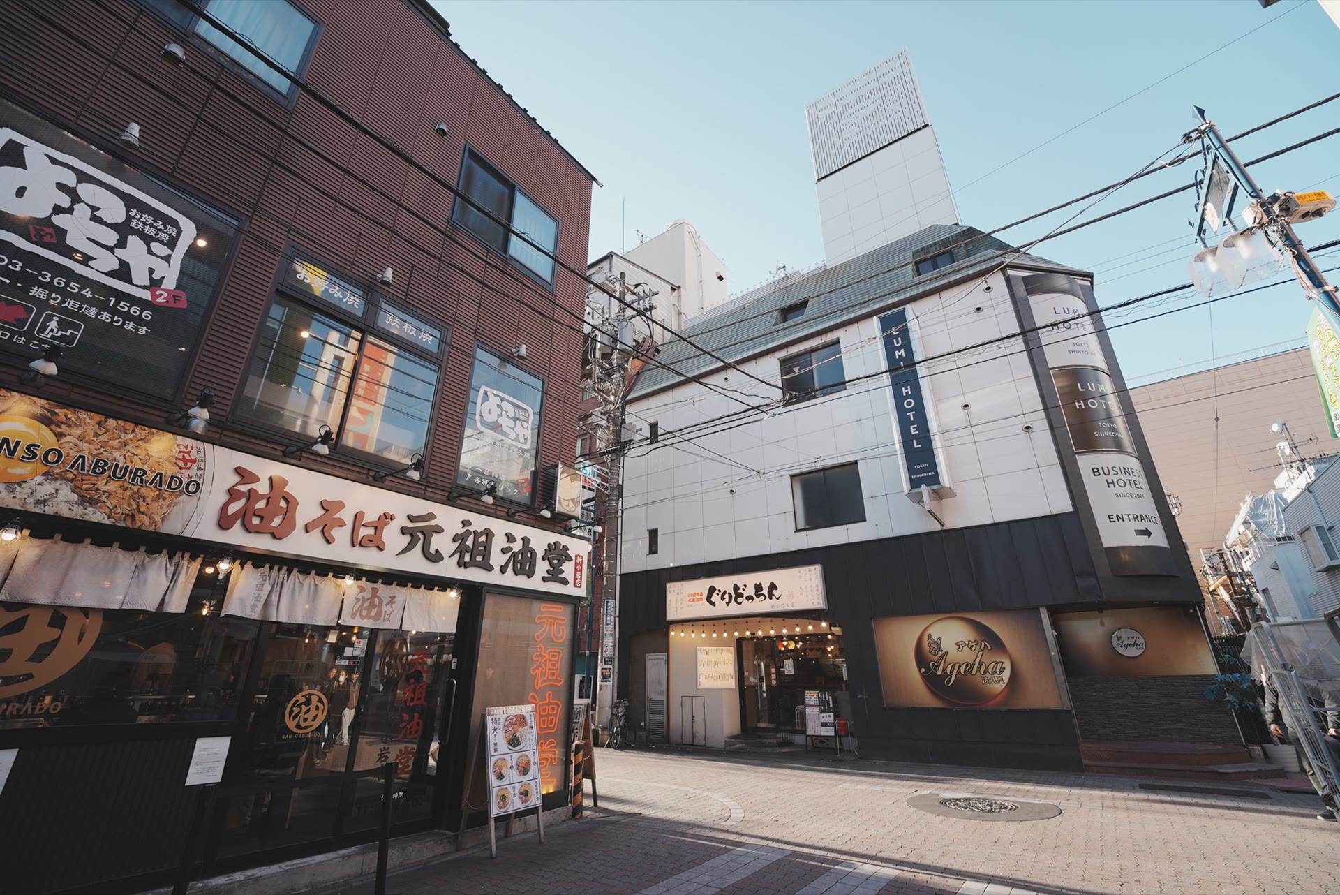 商店街に面したホテル外観