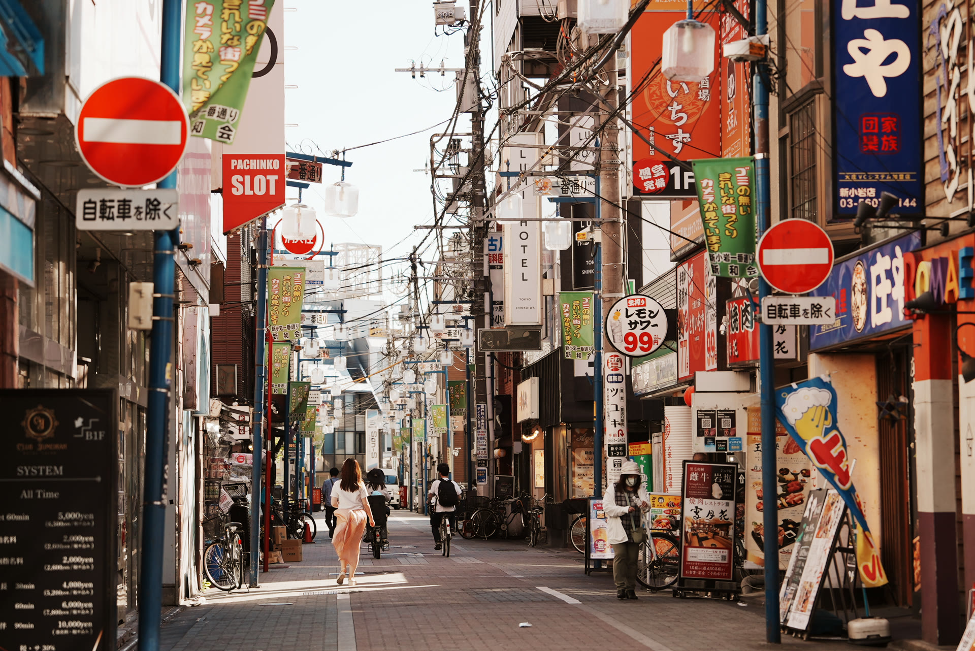 ホテル周辺の商店街