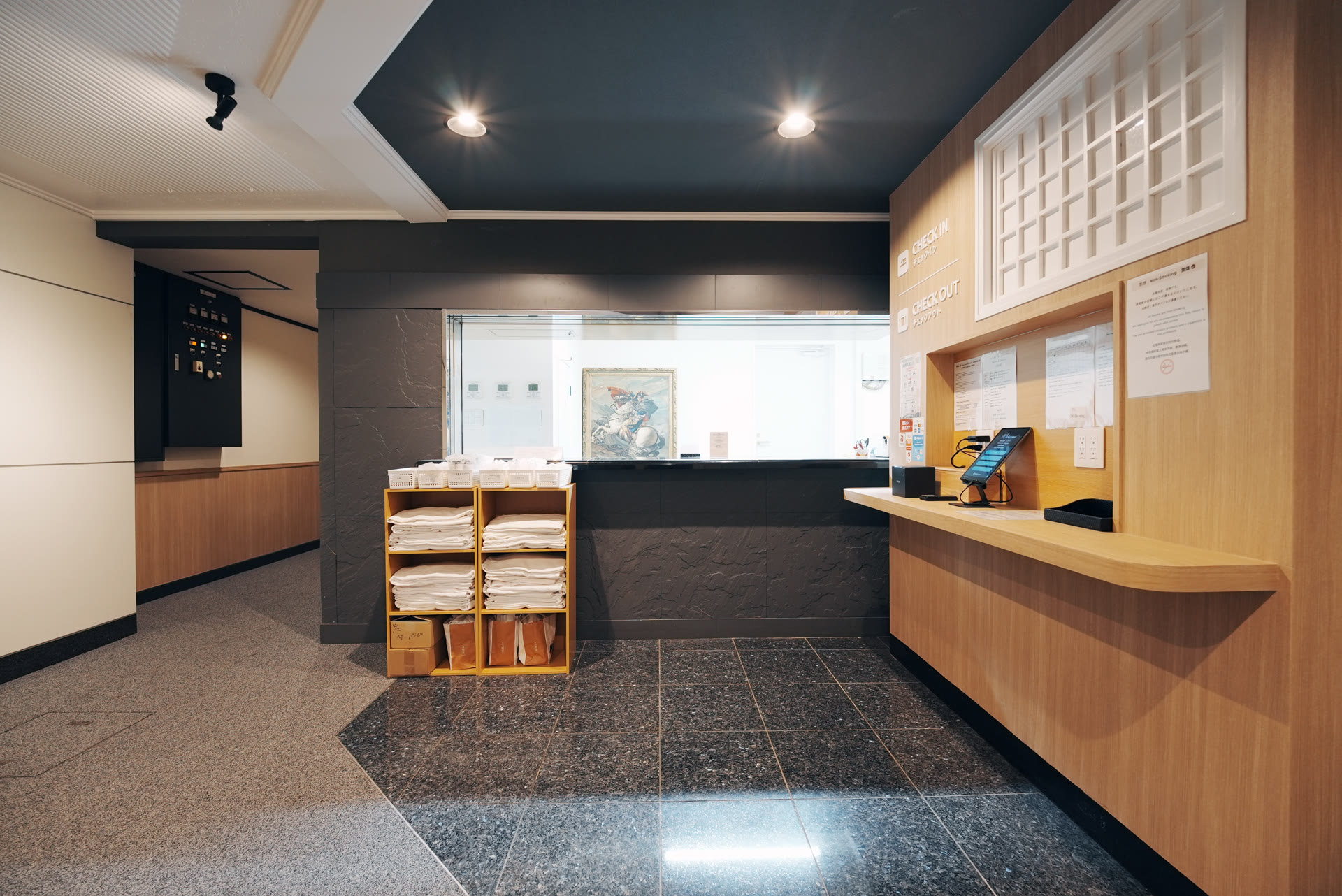 Lumi Hotel Tokyo Shinkoiwaの明るいフロント